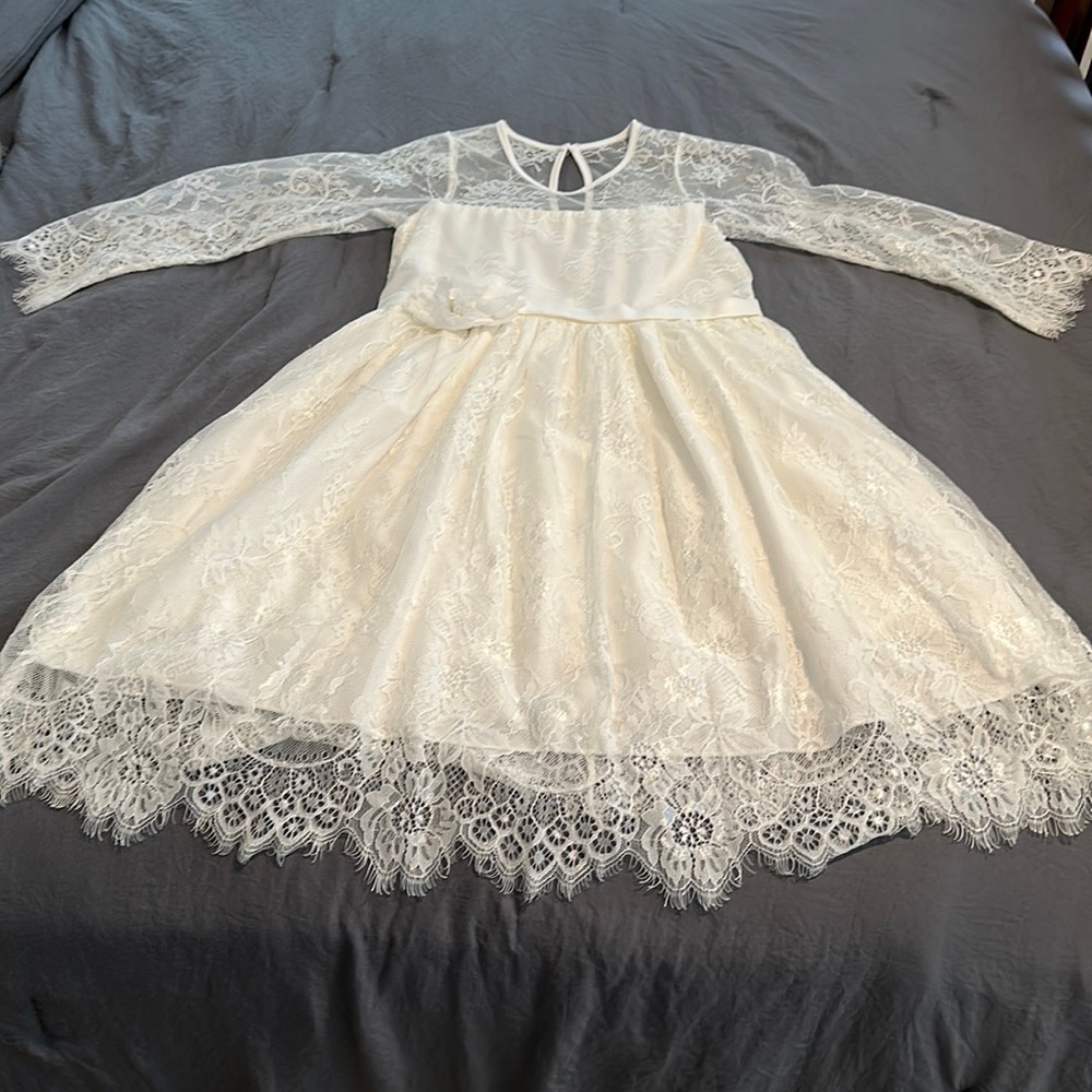Beautiful lace dress - size 10. Color white. Look at the details in the picture.